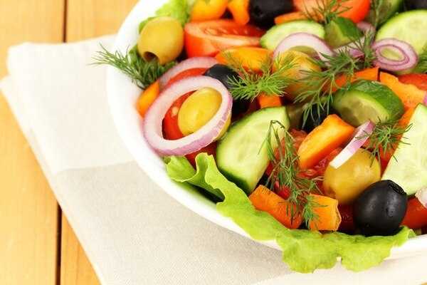 Hidangan salad dan sayuran segar di meja